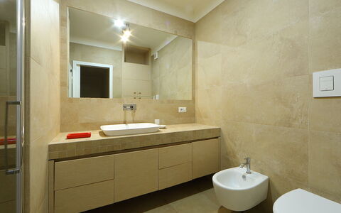 Canayli: Salle De Bains, Pièce, Propriété, Luminaire Plomberie, Évier, Design Intérieur, Lavabo, Robinet, Mur, Tuile