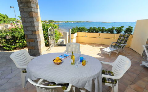 Cannigione 700: Ciel, Table, Plante, Meubles, Propriété, Chaise, Bleu Azur, L'Eau, Tableau De Plein Air, Mobilier De Jardin