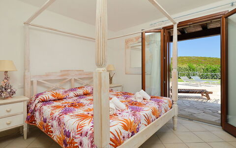 Iris: Lit, Chambre, Meubles, Pièce, Propriété, Lit À Baldaquin, Baldaquin, Cadre De Lit, Design Intérieur, Drap De Lit