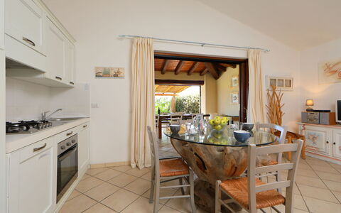 Iris: Meubles, Propriété, Cabinetry, Comptoir, Table, Cuisine, Bois, Chaise, Appareil De Cuisine, Design Intérieur