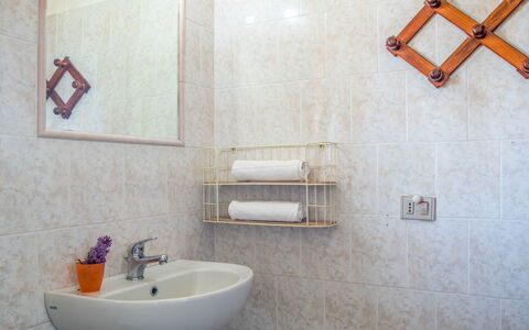 Flamingo: Miroir, Robinet, Luminaire Plomberie, Lavabo, Propriété, Évier, Salle De Bains, Bleu Azur, Violet, Design Intérieur