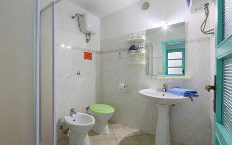 Tritone: Salle De Bains, Propriété, Pièce, Luminaire Plomberie, Design Intérieur, Architecture, Bâtiment, Immobilier, Maison, Accessoire Salle De Bain