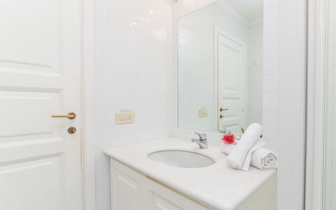 Dalila: Miroir, Robinet, Armoire De Toilette, Évier, Luminaire Plomberie, Lavabo, Cabinetry, Bâtiment, Salle De Bains, Violet
