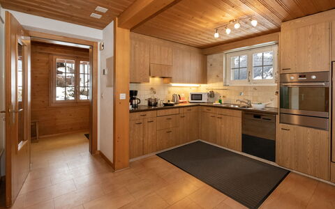 Chalet Reinhysi: Cuisine, Bois, Sol, Comptoir, Design Intérieur, Plafond, Meubles, Cabinetry, Sol, Domicile