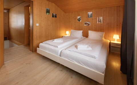 Chalet Reinhysi: Chambre, Bois, Lit, Sol, Design Intérieur, Sol, Drap De Lit, Plafond, Meubles, Pièce