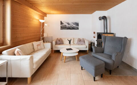 Chalet Reinhysi: Meubles, Design Intérieur, Sol, Sol, Canapé, Bois, Salon, Pièce, Plafond, Éclairage