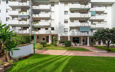 Carihuela Playa: Zone Résidentielle, Propriété, Bâtiment, Appartement, Condominium, Maison, Architecture, Immobilier, Herbe, Domicile