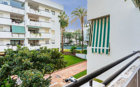 Carihuela Playa: Bâtiment, Propriété, Immobilier, Appartement, Architecture, Maison, Condominium, Zone Résidentielle, Balcon, Pièce