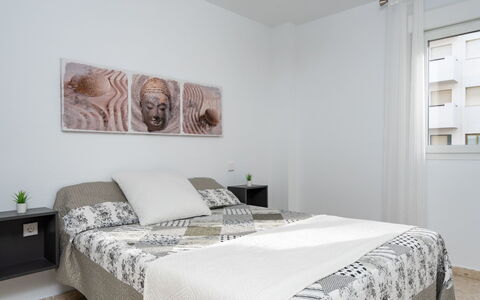 Carihuela Playa: Chambre, Lit, Meubles, Pièce, Propriété, Drap De Lit, Literie, Cadre De Lit, Design Intérieur, Mur