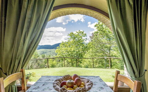 Casale Belvedere: Table, Plante, Meubles, Propriété, Nuage, Bâtiment, Vaisselle, Chaise, Bleu Azur, Vert