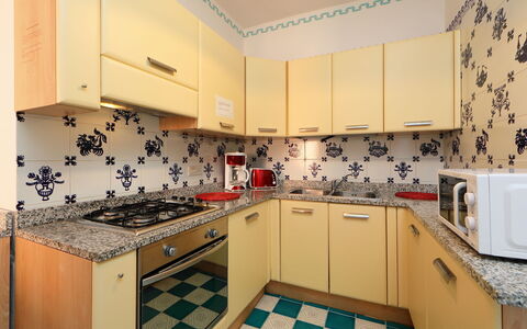 Bouganville: Propriété, Pièce, Cuisine, Cabinetry, Immobilier, Design Intérieur, Tuile, Meubles, Comptoir, Jaune