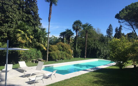 Villa Ghis - Sleeps 16: Piscine, Propriété, Ciel, Maison, Immobilier, Arbre, Région Sauvage, Palmier, Domicile, Vacances