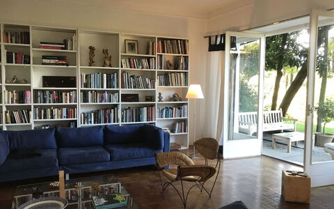 Villa Ghis - Sleeps 16: Salon, Meubles, Pièce, Rayonnage, Propriété, Bibliothèque, Bâtiment, Canapé, Étagère, Design Intérieur