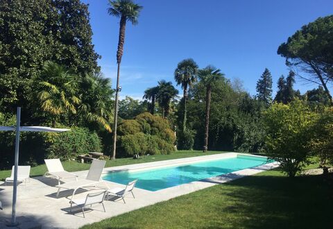 Villa Ghis - Sleeps 16: Piscine, Propriété, Ciel, Maison, Immobilier, Arbre, Région Sauvage, Palmier, Domicile, Vacances