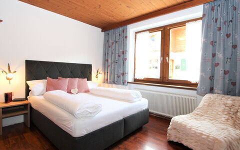 Aschau im Zillertal 485: Chambre, Meubles, Lit, Pièce, Design Intérieur, Propriété, Matelas, Drap De Lit, Cadre De Lit, Literie