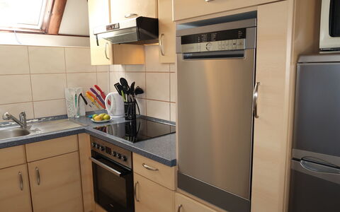 Frielendorf 200: Cabinetry, Evier, Comptoir, Évier, Propriété, Cuisinière, Cuisine, Robinet, Appareil De Cuisine, Design Intérieur