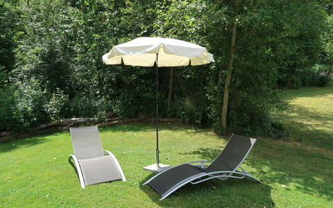 Frielendorf 200: Plante, Meubles, Communauté Des Plantes, Arbre, Ombre, Environnement Naturel, Mobilier De Jardin, Parapluie, Herbe, Rectangle