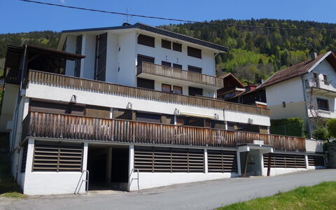 Saint Gervais 650: Ciel, Plante, Bâtiment, Fenêtre, Arbre, Design Urbain, Nuage, Façade, Ville, Montagne