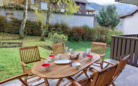 Saint Gervais 650: Table, Plante, Meubles, Propriété, Bâtiment, Chaise, Tableau De Plein Air, Mobilier De Jardin, Fenêtre, Bois