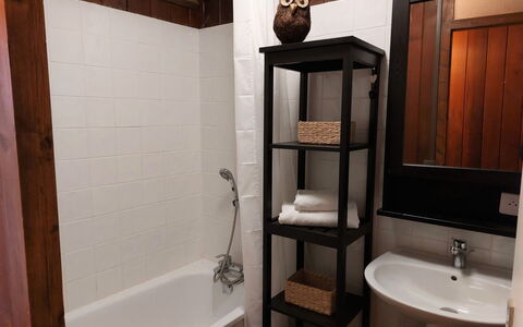 Saint Gervais 650: Marron, Évier, Propriété, Robinet, Luminaire Plomberie, Bâtiment, Lavabo, Salle De Bains, Miroir, Design Intérieur