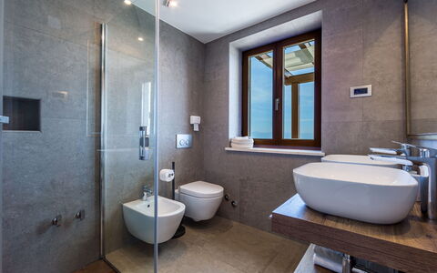 Marone: Robinet, Luminaire Plomberie, Évier, Propriété, Lavabo, Salle De Bains, Violet, Miroir, Bâtiment