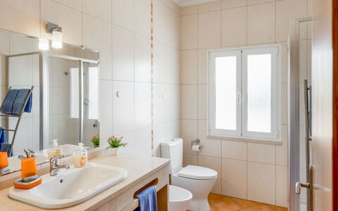Villa Pescada: Miroir, Évier, Propriété, Robinet, Luminaire Plomberie, Lavabo, Salle De Bains, Violet, Plante