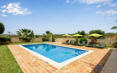 Villa Pescada: L'Eau, Ciel, Nuage, Plante, Piscine, Bâtiment, Arbre, Rectangle, Ombre, Loisir