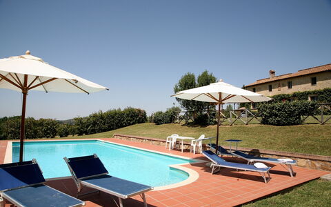 Podere San Giovanni: Ciel, Plante, Propriété, Piscine, L'Eau, Balancelle, Bleu Azur, Ombre, Mobilier De Jardin, Parapluie