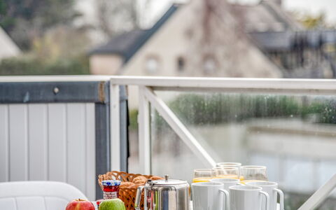 Carnac 181: Petit Déjeuner, Pièce, Table, Brunch, Repas, Meubles, Design Intérieur, Plante, Domicile, Vacances
