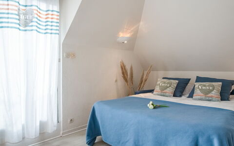 Carnac 181: Chambre, Lit, Pièce, Meubles, Propriété, Drap De Lit, Design Intérieur, Bleu, Mur, Literie