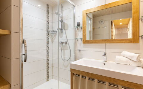 Tignes 392: Miroir, Luminaire Plomberie, Robinet, Propriété, Évier, Salle De Bains, Porte De Douche, Douche, Lavabo