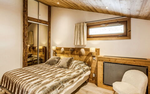 Tignes 392: Chambre, Meubles, Lit, Pièce, Drap De Lit, Design Intérieur, Cadre De Lit, Propriété, Literie, Plafond