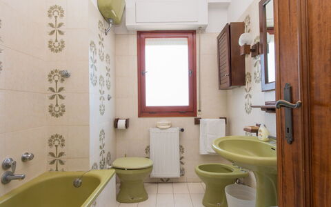 Giuliana: Luminaire Plomberie, Propriété, Évier, Lavabo, Robinet, Violet, Salle De Bains, Bâtiment, Design Intérieur