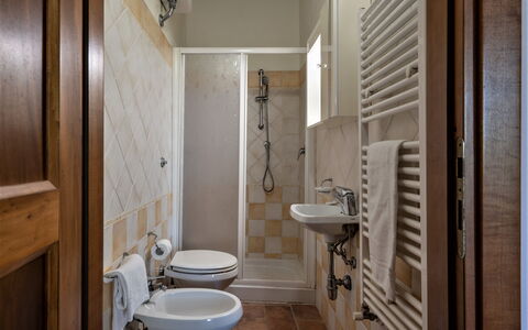 Bazzani Apartments In Siena: Marron, Luminaire Plomberie, Évier, Propriété, Robinet, Salle De Bains, Lavabo, Violet, Bois
