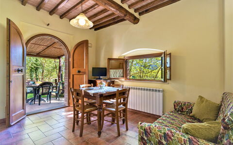 Bazzani Apartments In Siena: Meubles, Table, Canapé, Bois, Design Intérieur, Chaise, Bâtiment, Plante D'Appartement, Sol, Sol