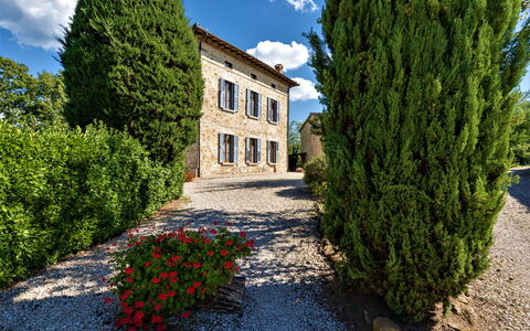 Bazzani Apartments In Siena: Nuage, Plante, Ciel, Propriété, Fenêtre, Bâtiment, Paysage Naturel, Surface De La Route, Architecture, Arbre