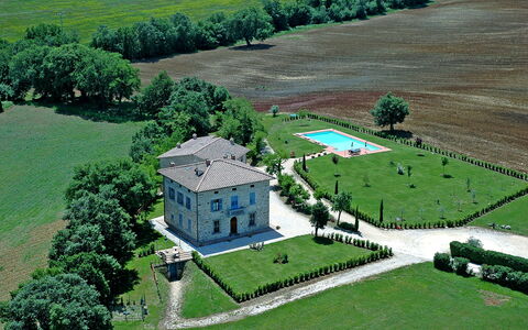 Bazzani Apartments In Siena: Plante, Propriété, Bâtiment, Vert, Paysage Naturel, Lot Terre, Design Urbain, Herbe, Maison, Arbre
