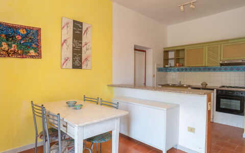 Valledoria 731: Meubles, Cabinetry, Propriété, Table, Comptoir, Bâtiment, Bois, Design Intérieur, Éclairage, Sol