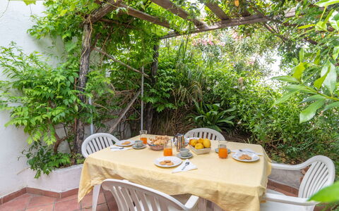 Valledoria 731: Table, Vaisselle, Meubles, Propriété, Chaise, Plante, Tableau De Plein Air, Mobilier De Jardin, Design Intérieur, Nappe De Table