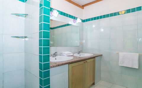 Valledoria 731: Propriété, Évier, Miroir, Salle De Bains, Vert, Lavabo, Robinet, Luminaire Plomberie, Design Intérieur