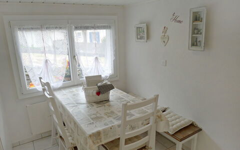 Marilyn: Pièce, Propriété, Meubles, Sol, Design Intérieur, Table, Bâtiment, Mur, Maison, Fenêtre