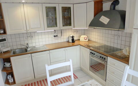 Marilyn: Propriété, Pièce, Comptoir, Cuisine, Meubles, Tuile, Cabinetry, Sol, Maison, Bâtiment