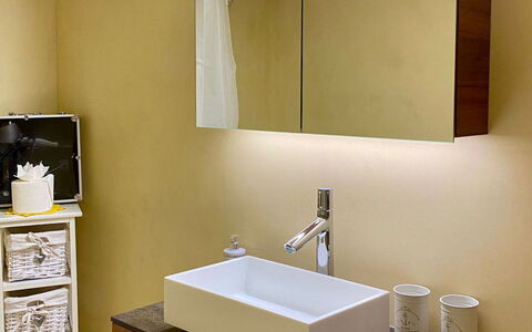 Marilyn: Miroir, Robinet, Lavabo, Évier, Luminaire Plomberie, Cabinetry, Bâtiment, Salle De Bains, Bois, Sol