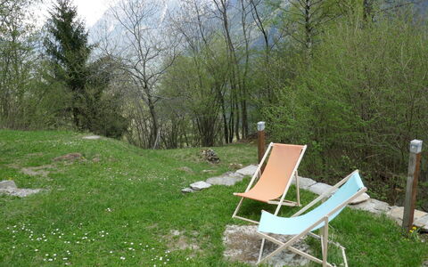Rustico L'Hibou: Herbe, Paysage Naturel, Réserve Naturelle, Meubles, Table, Arbre, Chaise, Biome, Communauté Des Plantes, Lot Terre