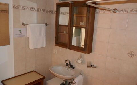 Rustico L'Hibou: Miroir, Marron, Robinet, Luminaire Plomberie, Lavabo, Évier, Propriété, Salle De Bains, Design Intérieur, Bois