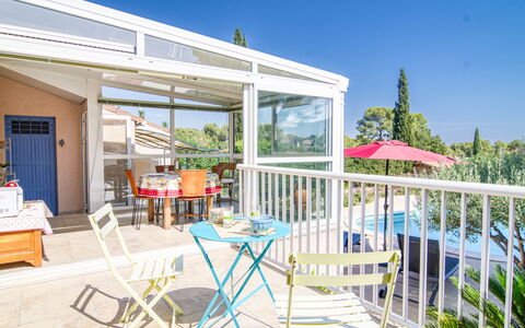 Les Hauts de Palayson: Ciel, Plante, Ombre, Porte, Bâtiment, Mobilier De Jardin, Table, Loisir, Arbre, Chaise
