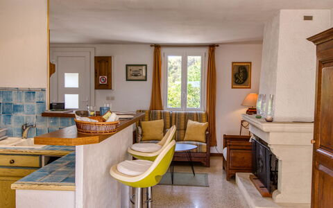 Les Hauts de Palayson: Meubles, Fenêtre, Cadre, Cabinetry, Tiroir, Bois, Design Intérieur, Chaise, Table, Cuisine