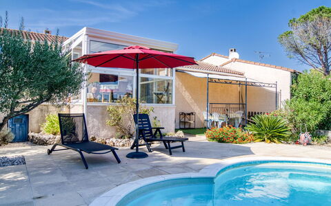 Les Hauts de Palayson: Ciel, Plante, L'Eau, Propriété, Bleu, Bleu Azur, Bâtiment, Ombre, Piscine, Mobilier De Jardin