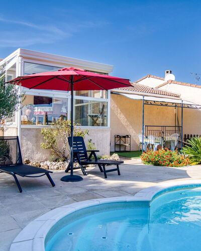 Les Hauts de Palayson: Ciel, Plante, L'Eau, Propriété, Bleu, Bleu Azur, Bâtiment, Ombre, Piscine, Mobilier De Jardin