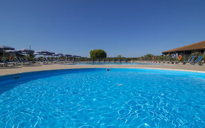 Follonica 250: Piscine, L'Eau, Recours, Loisir, Propriété, Ville, Vacances, Ciel, Centre De Loisirs, Bleu Azur